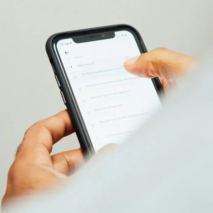 Una mano sujetando un teléfono móvil con un mensaje en la pantalla